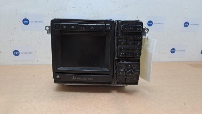 Używane Radio Mercedes S (W220) 2.8 S-280 18V Cena € 242,00 Z VAT oferowane przez Autoparts Van De Velde