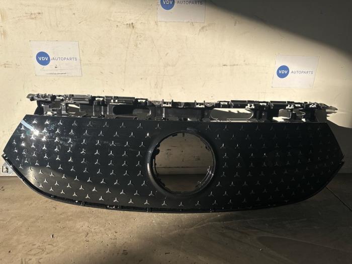 Używane Grill Mercedes EQA (N243) 250 67 kWh Cena € 199,65 Z VAT oferowane przez Autoparts Van De Velde