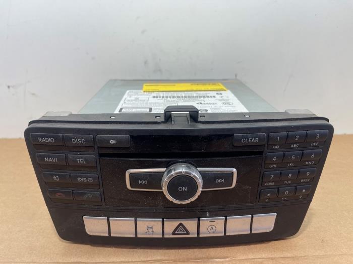 Używane Radio Mercedes SLK (R172) 2.1 250 CDI 16V BlueEFFICIENCY Cena € 151,25 Z VAT oferowane przez Autoparts Van De Velde