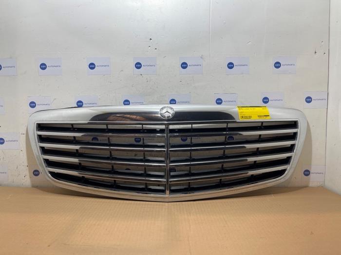 Begagnade Grill Mercedes S (W221) 3.0 S-320 CDI 24V 4-Matic Pris € 151,25 Inklusive moms erbjuds av Autoparts Van De Velde