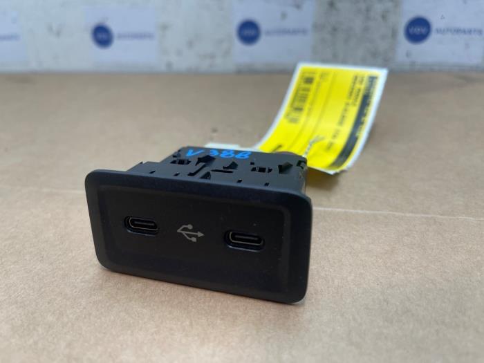 Usagé Module USB Mercedes A (177.0) 1.3 A-200 Turbo 16V Prix € 30,25 Prix TTC proposé par Autoparts Van De Velde