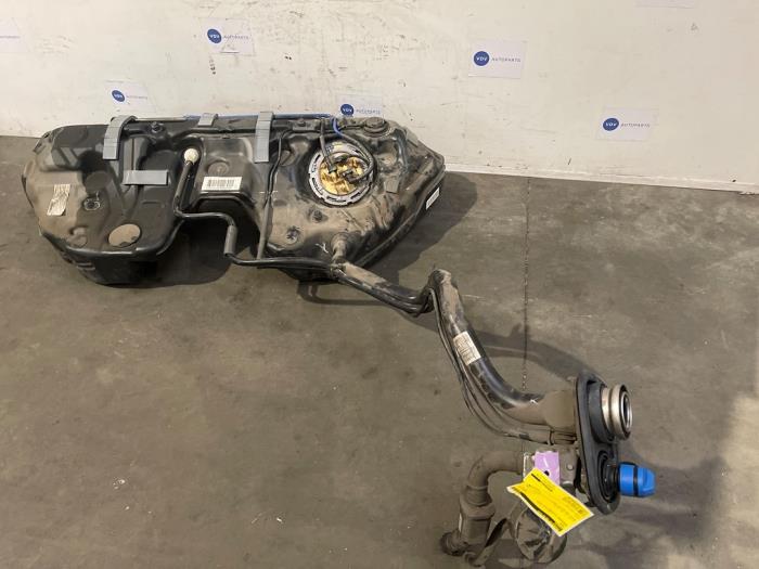 Begagnade Tank Mercedes E (W213) E-220d 2.0 Turbo 16V 4-Matic Pris € 302,50 Inklusive moms erbjuds av Autoparts Van De Velde