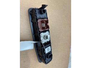 Interruptor combinado de ventanillas de un Mercedes-Benz T (420.8) 1.5 T160 d 2023