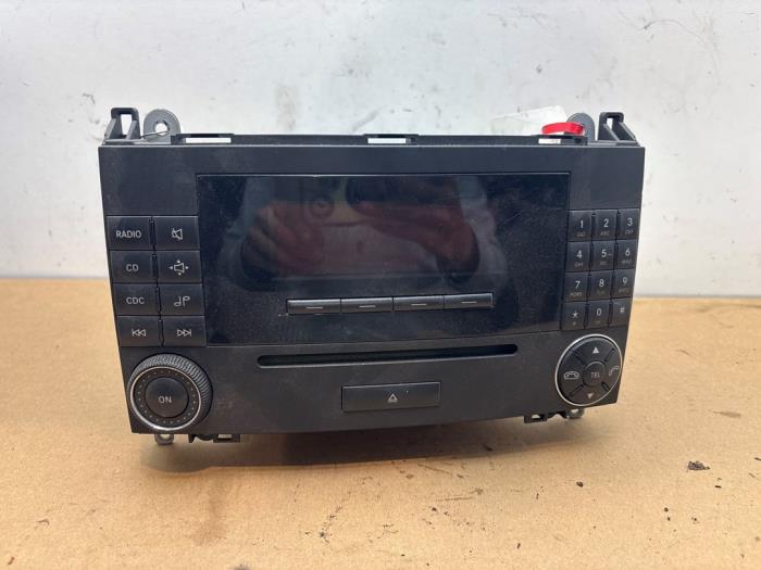 Używane Radio Mercedes A (W169) 1.5 A-160 Cena € 108,90 Z VAT oferowane przez Autoparts Van De Velde