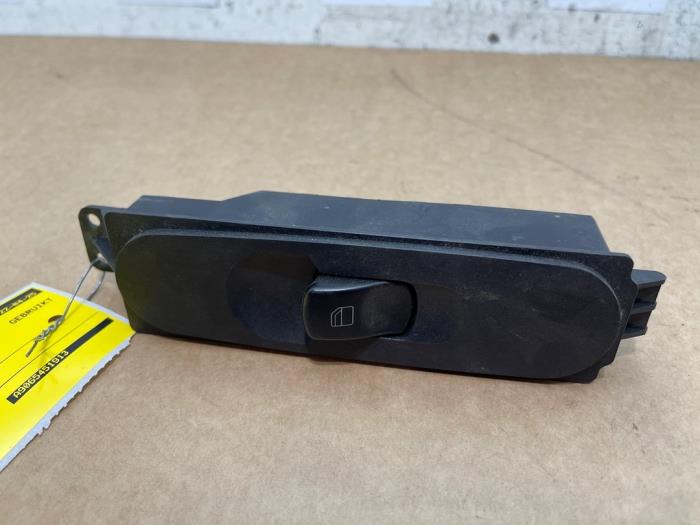 Usados Interruptor combinado de ventanillas Mercedes Sprinter 3,5t (906.63) 313 CDI 16V Precio € 24,20 IVA incluido ofrecido por Autoparts Van De Velde