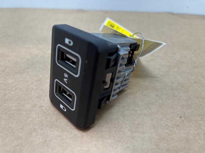 Begagnade USB-modul Mercedes E (W213) 4.0 E-63 S AMG V8 Turbo 4-Matic+ Pris € 30,25 Inklusive moms erbjuds av Autoparts Van De Velde