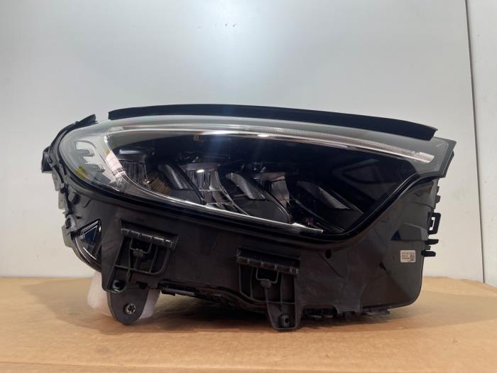 Używane Reflektor prawy Mercedes GLC (X254) 2.0 300de 16V 4-Matic Cena € 1.022,45 Z VAT oferowane przez Autoparts Van De Velde