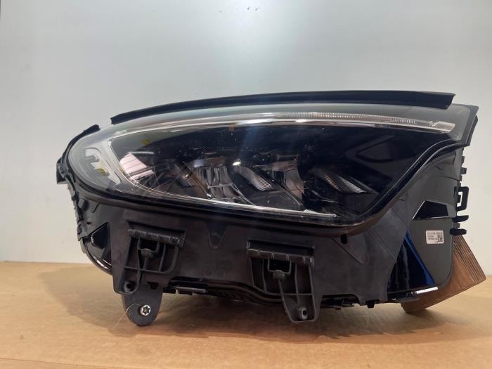 Używane Reflektor prawy Mercedes GLC (X254) 2.0 300de 16V 4-Matic Cena € 1.022,45 Z VAT oferowane przez Autoparts Van De Velde