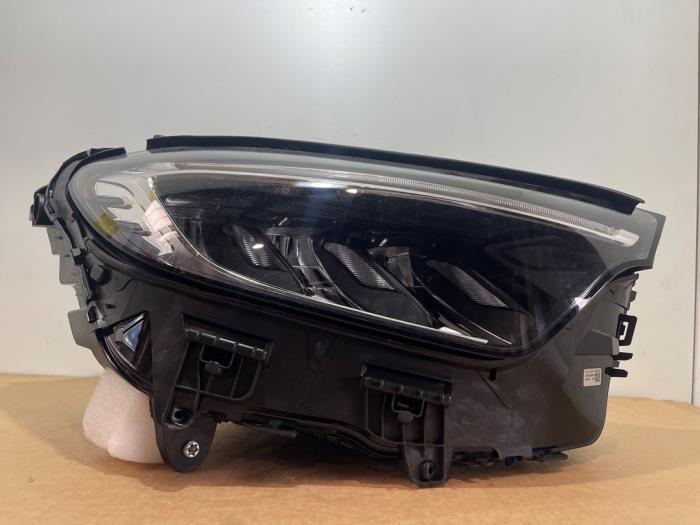 Używane Reflektor prawy Mercedes GLC (X254) 2.0 300de 16V 4-Matic Cena € 1.022,45 Z VAT oferowane przez Autoparts Van De Velde