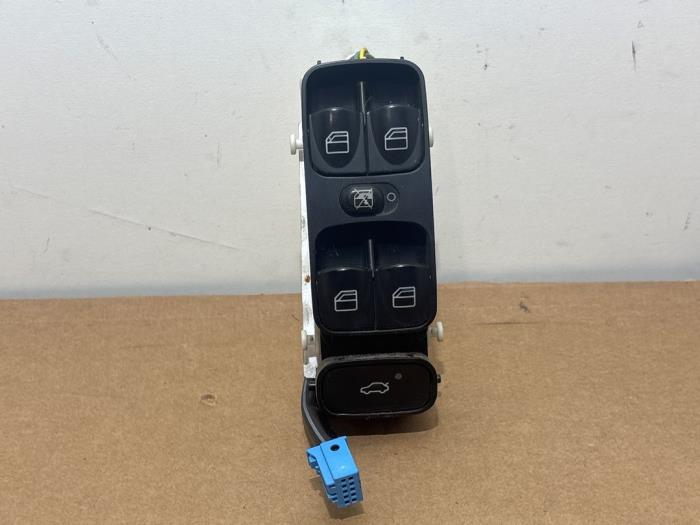 Usados Interruptor combinado de ventanillas Mercedes C (W203) 1.8 C-180K 16V Precio € 54,45 IVA incluido ofrecido por Autoparts Van De Velde