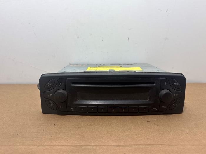 Używane Radio Mercedes C Combi (S203) 2.2 C-220 CDI 16V Cena € 90,75 Z VAT oferowane przez Autoparts Van De Velde