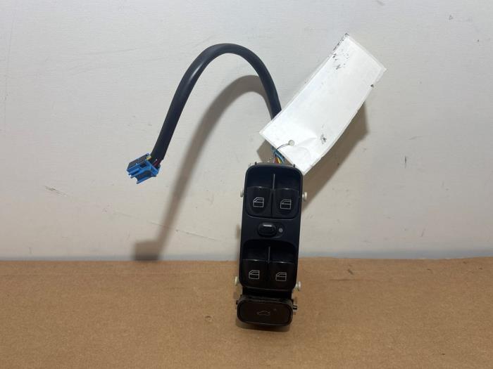 Usados Interruptor combinado de ventanillas Mercedes C (W203) 2.2 C-200 CDI 16V Precio € 54,45 IVA incluido ofrecido por Autoparts Van De Velde