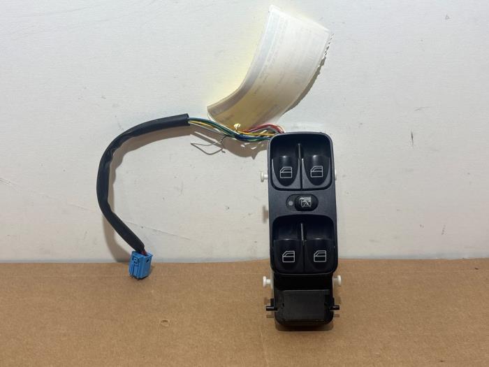 Usados Interruptor combinado de ventanillas Mercedes C Combi (S203) 2.2 C-200 CDI 16V Precio € 54,45 IVA incluido ofrecido por Autoparts Van De Velde