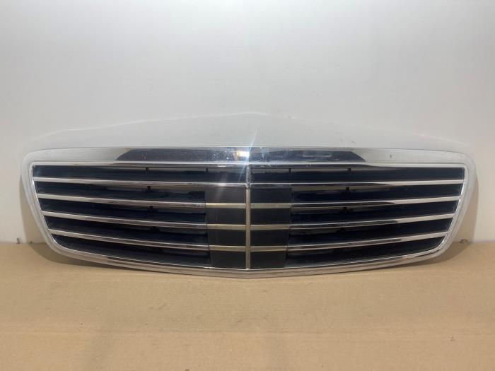 Używane Grill Mercedes S (W220) 4.0 S-400 CDI V8 32V Cena € 60,50 Z VAT oferowane przez Autoparts Van De Velde