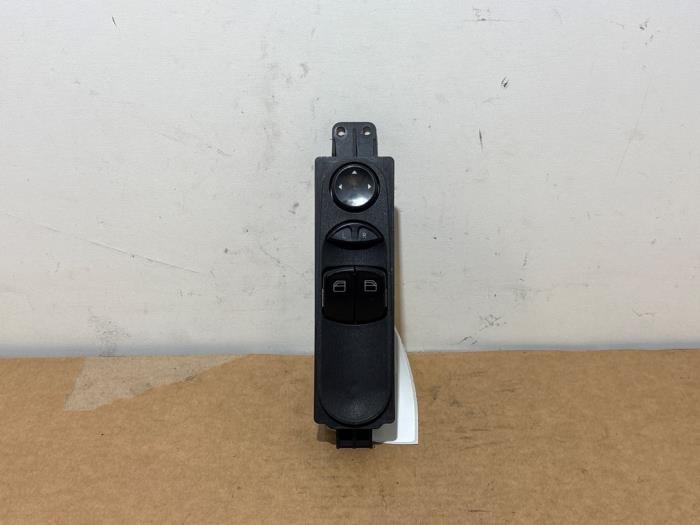 Usados Interruptor combinado de ventanillas Mercedes Vito (639.6) 2.2 111 CDI 16V Precio € 78,65 IVA incluido ofrecido por Autoparts Van De Velde
