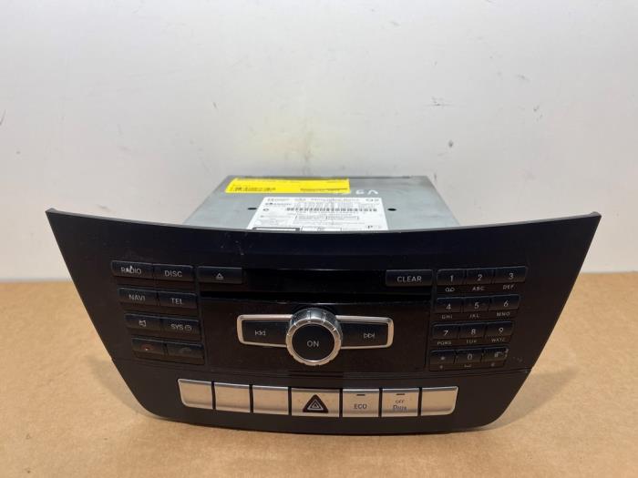 Używane Radio Mercedes C Estate (S204) 2.2 C-200 CDI 16V BlueEFFICIENCY Cena € 108,90 Z VAT oferowane przez Autoparts Van De Velde