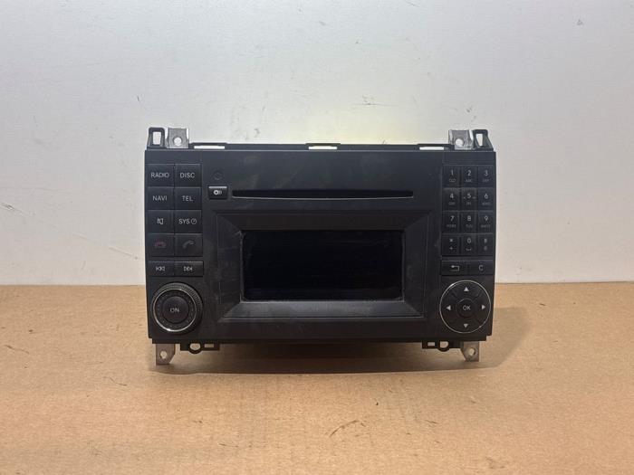 Używane Radio Mercedes B (W245) 2.0 B-200 CDI 16V Cena € 90,75 Z VAT oferowane przez Autoparts Van De Velde