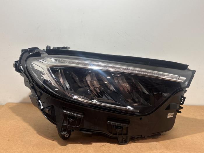 Używane Reflektor prawy Mercedes GLC (X254) 2.0 300de 16V 4-Matic Cena € 1.022,45 Z VAT oferowane przez Autoparts Van De Velde