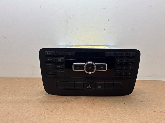 Używane Radio Mercedes B (W246/W242) 1.6 B-180 BlueEFFICIENCY Turbo 16V Cena € 121,00 Z VAT oferowane przez Autoparts Van De Velde