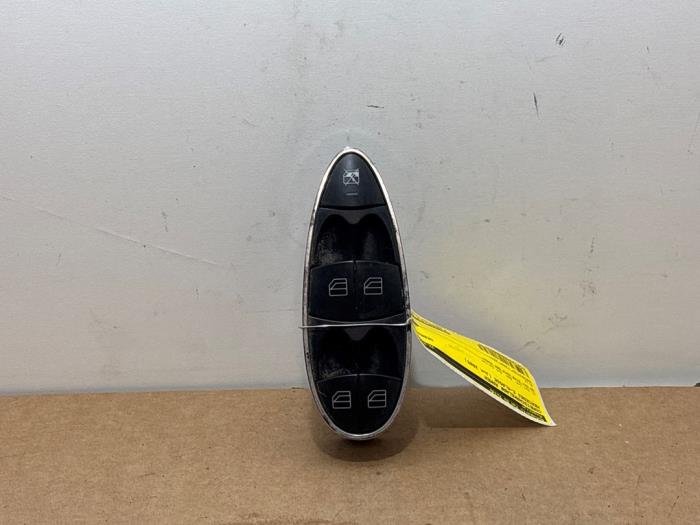 Usados Interruptor combinado de ventanillas Mercedes E (W211) 2.2 E-220 CDI 16V Precio € 60,50 IVA incluido ofrecido por Autoparts Van De Velde