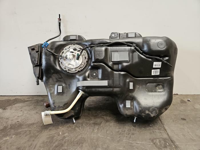 Begagnade Tank Mercedes CLA (118.3) 2.0 CLA-220 Turbo 16V Pris € 363,00 Inklusive moms erbjuds av Autoparts Van De Velde