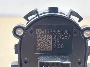 Ignition lock + computer from a Mercedes-Benz A (177.0) 1.3 A-160 Turbo 16V 2020