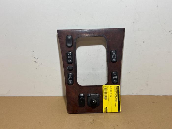 Usados Interruptor combinado de ventanillas Mercedes E (W210) 2.0 E-200 16V Precio € 90,75 IVA incluido ofrecido por Autoparts Van De Velde