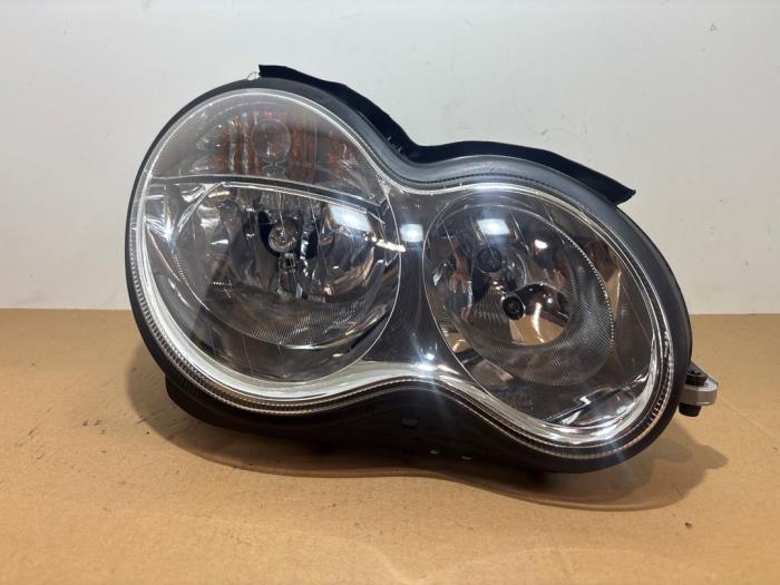 Używane Reflektor prawy Mercedes C Combi (S203) 2.2 C-200 CDI 16V Cena € 181,50 Z VAT oferowane przez Autoparts Van De Velde