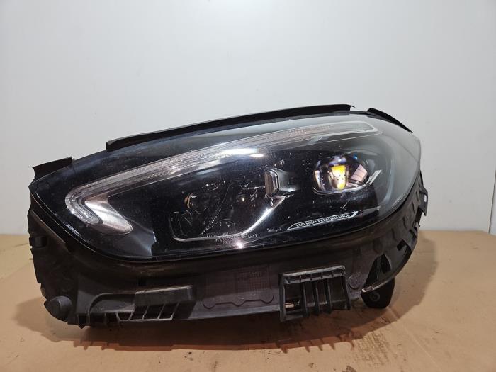 Używane Reflektor lewy Mercedes C (W206) C-180 1.5 EQ Boost Cena € 998,25 Z VAT oferowane przez Autoparts Van De Velde