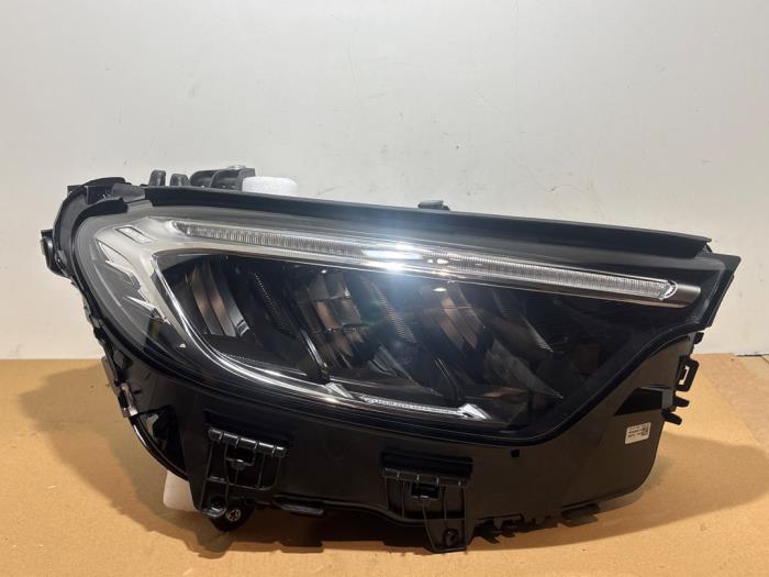 Używane Reflektor prawy Mercedes GLC (X254) 2.0 300de 16V 4-Matic Cena € 1.022,45 Z VAT oferowane przez Autoparts Van De Velde