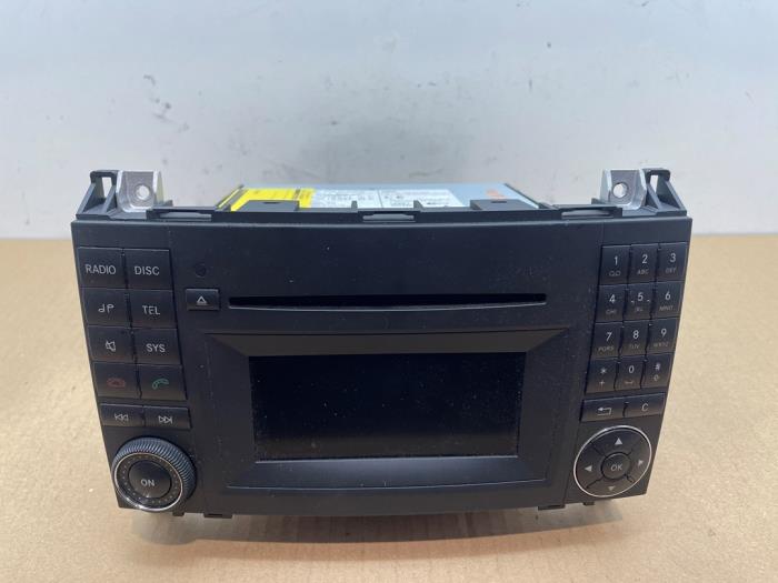 Używane Radio Mercedes A (W169) 2.0 A-180 CDI 16V Cena € 90,75 Z VAT oferowane przez Autoparts Van De Velde