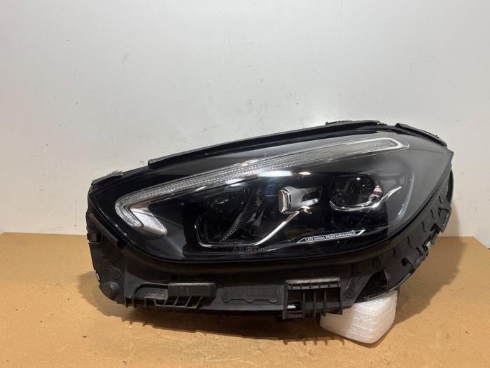 Używane Reflektor lewy Mercedes C (W206) C-300 2.0 EQ Boost Turbo 4-Matic Cena € 998,25 Z VAT oferowane przez Autoparts Van De Velde