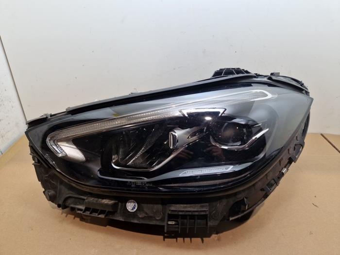 Używane Reflektor lewy Mercedes C (W206) C-300 2.0 EQ Boost Turbo 4-Matic Cena € 998,25 Z VAT oferowane przez Autoparts Van De Velde