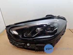 Begagnade Strålkastare, vänster Mercedes C (W206) C-300 2.0 EQ Boost Turbo 4-Matic Pris € 998,25 Inklusive moms erbjuds av Autoparts Van De Velde