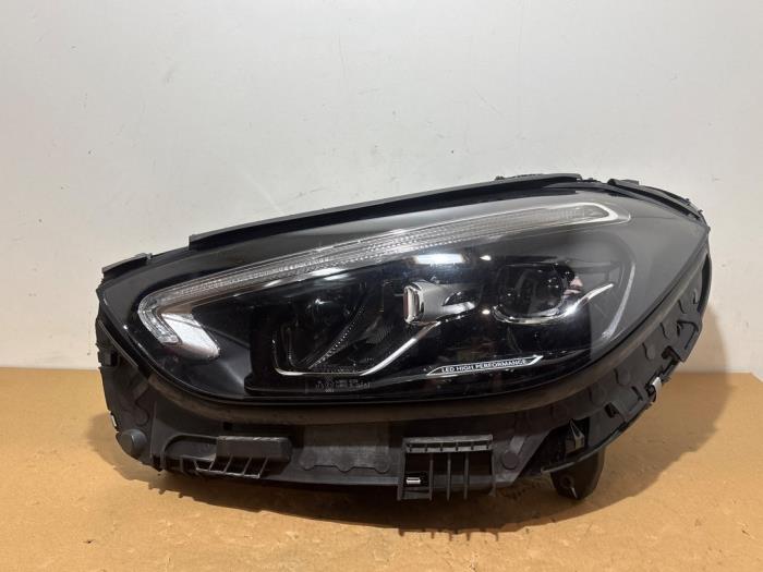 Używane Reflektor lewy Mercedes C (W206) C-300 2.0 EQ Boost Turbo 4-Matic Cena € 998,25 Z VAT oferowane przez Autoparts Van De Velde