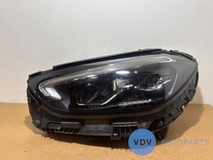 Begagnade Strålkastare, vänster Mercedes C (W206) C-300 2.0 EQ Boost Turbo 4-Matic Pris € 998,25 Inklusive moms erbjuds av Autoparts Van De Velde