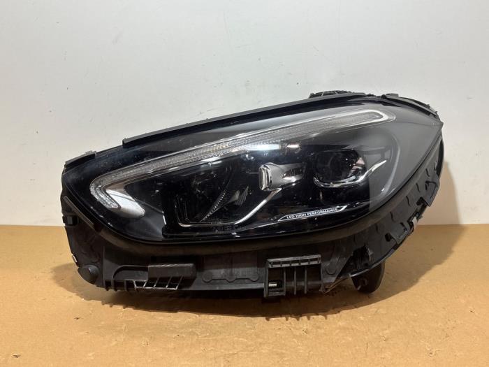 Używane Reflektor lewy Mercedes C (W206) C-300 2.0 EQ Boost Turbo 4-Matic Cena € 998,25 Z VAT oferowane przez Autoparts Van De Velde