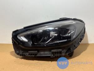 Begagnade Strålkastare, vänster Mercedes C (W206) C-300 2.0 EQ Boost Turbo 4-Matic Pris € 998,25 Inklusive moms erbjuds av Autoparts Van De Velde