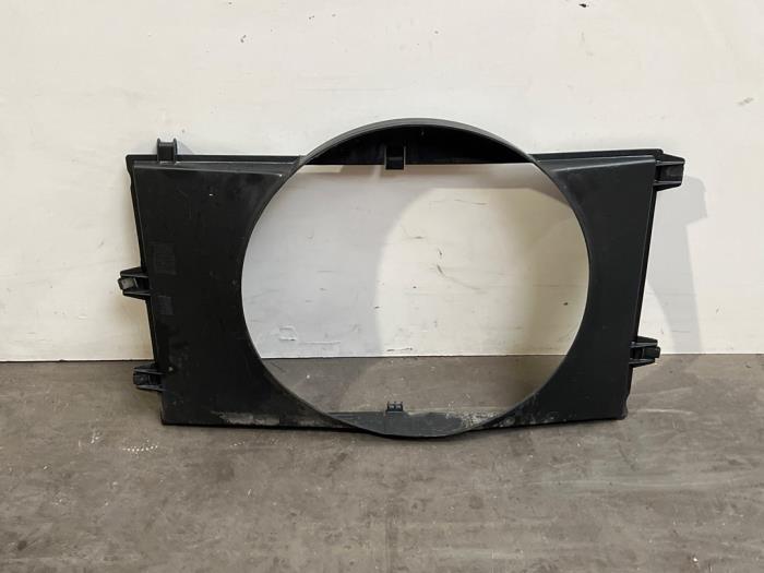 Radiator cooling fan shroud