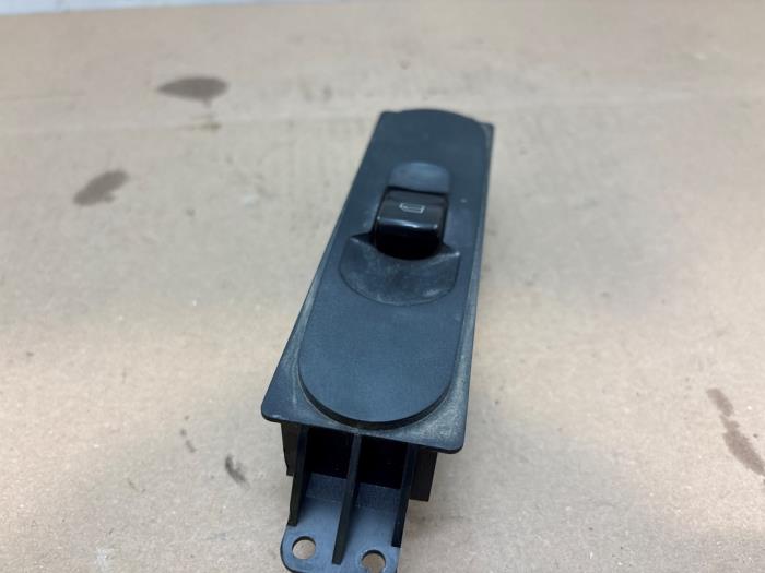 Usados Interruptor combinado de ventanillas Mercedes Sprinter 3,5t (906.63) 313 CDI 16V Precio € 24,20 IVA incluido ofrecido por Autoparts Van De Velde