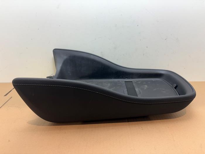 Używane Schowek Mercedes EQS (X296) 580 4-Matic 118 kWh Cena € 108,90 Z VAT oferowane przez Autoparts Van De Velde