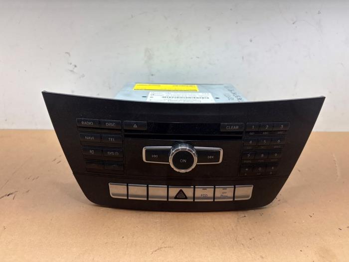 Używane Radio Mercedes C Estate (S204) 2.2 C-180 CDI 16V BlueEFFICIENCY Cena € 108,90 Z VAT oferowane przez Autoparts Van De Velde