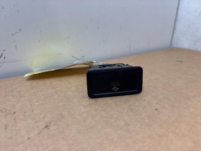 Begagnade USB-modul Mercedes GLC (X254) 2.0 300de 16V 4-Matic Pris € 36,30 Inklusive moms erbjuds av Autoparts Van De Velde