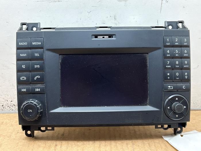 Używane Radio Mercedes Sprinter 3,5t (906.63) 314 CDI 16V Cena € 181,50 Z VAT oferowane przez Autoparts Van De Velde