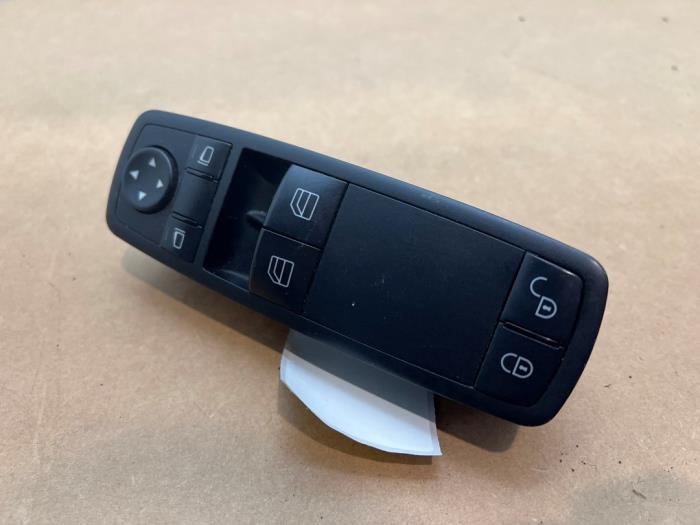 Usados Interruptor combinado de ventanillas Mercedes B (W245) 2.0 B-180 CDI 16V Precio € 60,50 IVA incluido ofrecido por Autoparts Van De Velde
