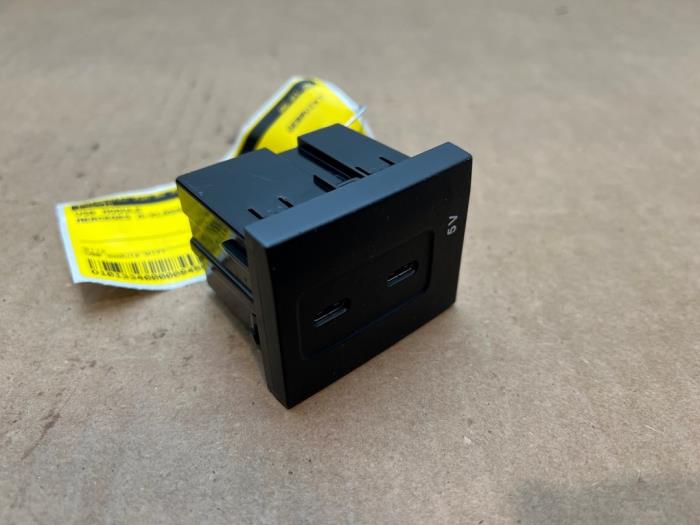 Begagnade USB-modul Mercedes A (177.0) Pris € 12,10 Inklusive moms erbjuds av Autoparts Van De Velde