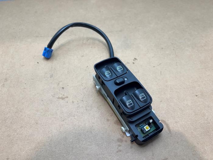 Usados Interruptor combinado de ventanillas Mercedes C (W203) 2.2 C-200 CDI 16V Precio € 54,45 IVA incluido ofrecido por Autoparts Van De Velde