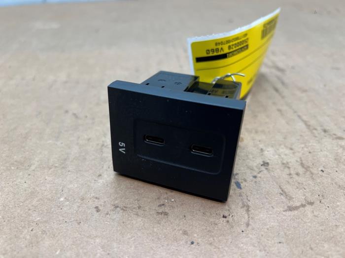 Begagnade USB-modul Mercedes A (177.0) 1.5 A-180d Pris € 12,10 Inklusive moms erbjuds av Autoparts Van De Velde
