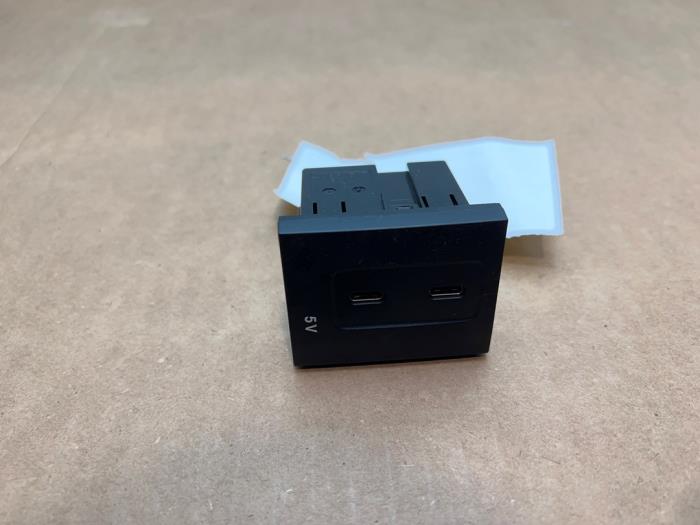 Begagnade USB-modul Mercedes A (177.0) 1.3 A-200 Turbo 16V Pris € 12,10 Inklusive moms erbjuds av Autoparts Van De Velde