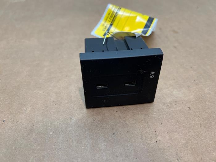Begagnade USB-modul Mercedes A (177.0) 1.3 A-200 Turbo 16V Pris € 12,10 Inklusive moms erbjuds av Autoparts Van De Velde